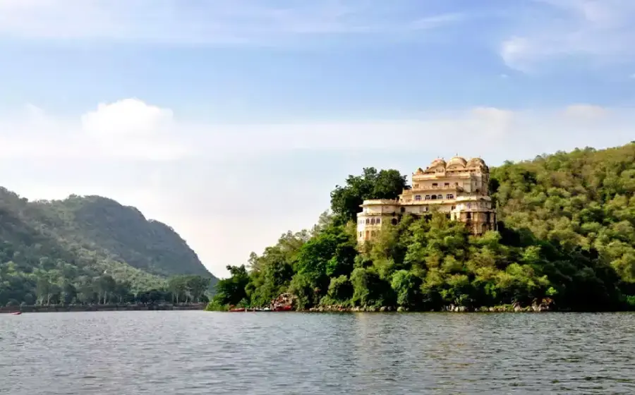 It is a beautiful lake covered with high mountains , nature itself will call you blissful after watching this lake.